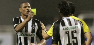 André Luís mostra cartão amarelo para o árbitro