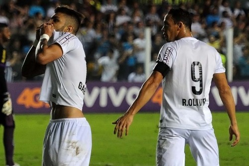 Gabriel comemora seu gol com Ricardo Oliveira e a torcida (Ivan Storti/Santos FC)