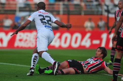 Rodrigão faz segundo gol do santos contra o São Paulo